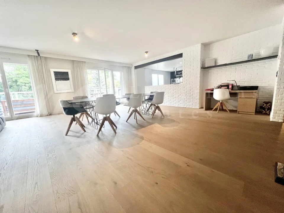 SUPERBE APPARTEMENT DE 7 PIECES DE 250 m2 AVEC LARGE TERRASSE -+ 3 BALCONS ET VUE DEGAGEE