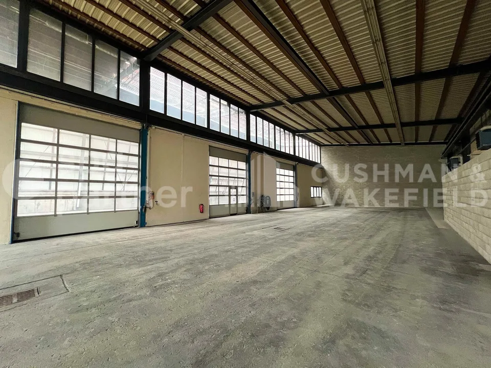 Surface artisanale et industrielle aménagée de 1?470 m² à Petit-Lancy