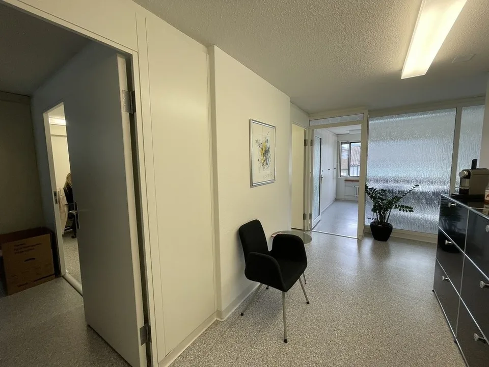 Your commercial property over 95m2 in the center of Horw! – photo 6 of 6