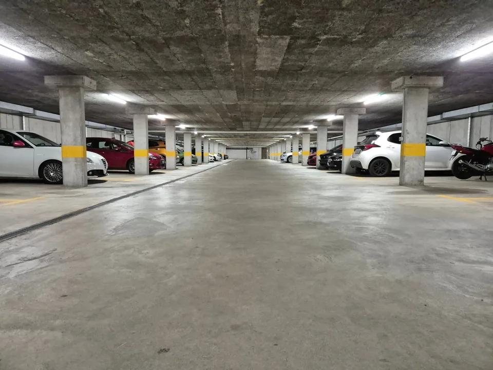 Einstellhallenplatz / Aussenparkplatz / Carport (gedeckt) zu vermieten