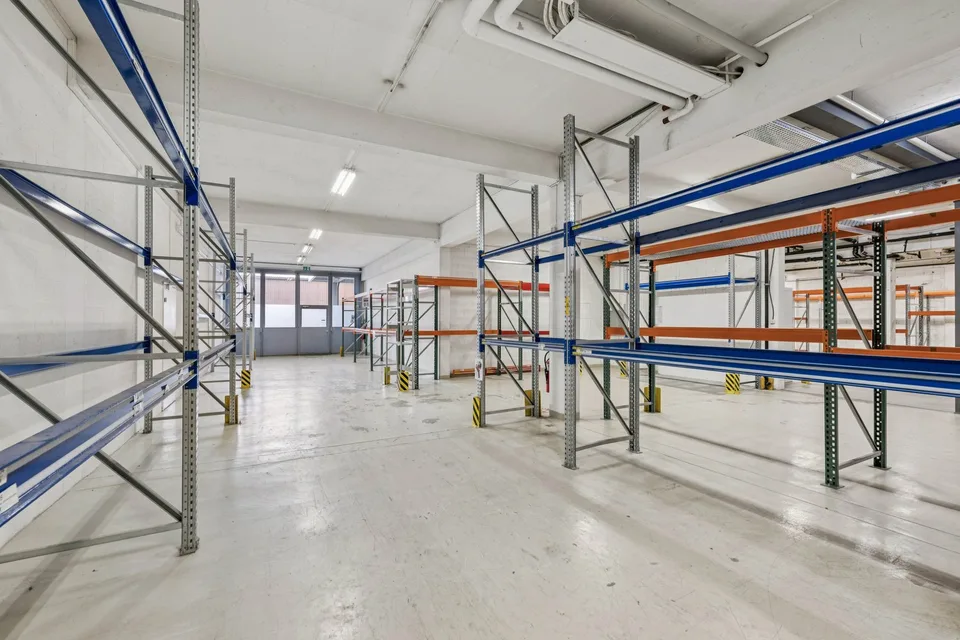 Industriefläche mit Büros ZI Budron 1131 m² + Büros Unabhängiger Zugang & Parkplätze