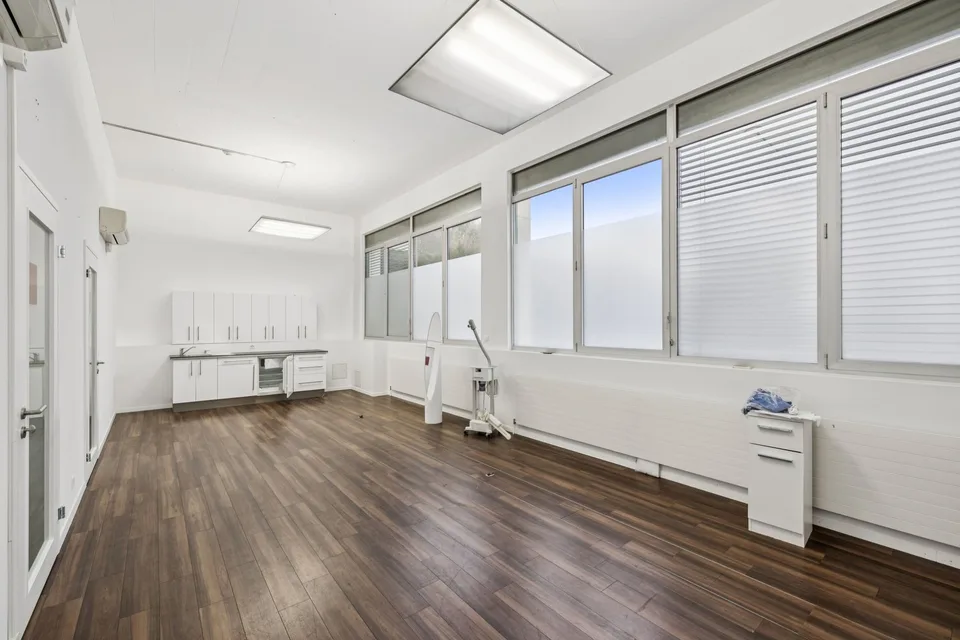 Superficie industriale con uffici ZI Budron 1131 m² + uffici Accesso indipendente & parcheggi – foto 8 di 9