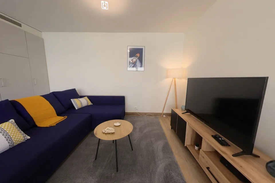 Appartamento luminoso con 1 camera da letto, terrazza e parcheggio, vicino a spazi verdi