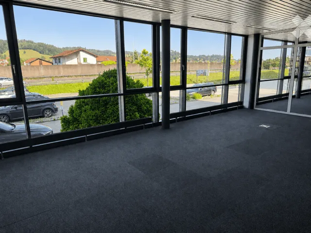 Spazio ufficio luminoso in una posizione centrale ad Altishofen – disponibile immediatamente!