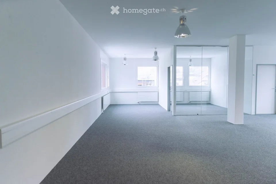 Ufficio luminoso e aperto in affitto