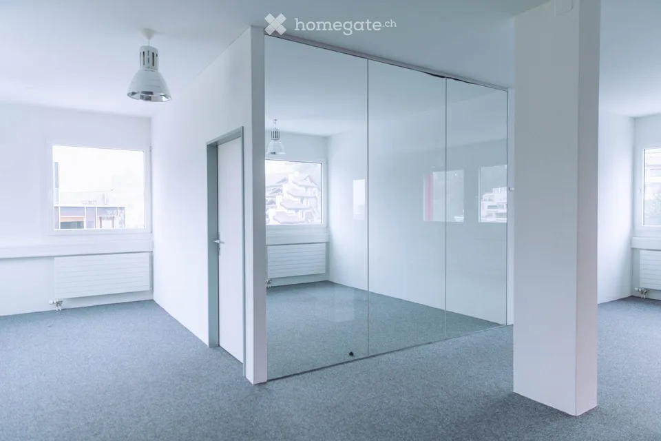 Ufficio luminoso e aperto in affitto