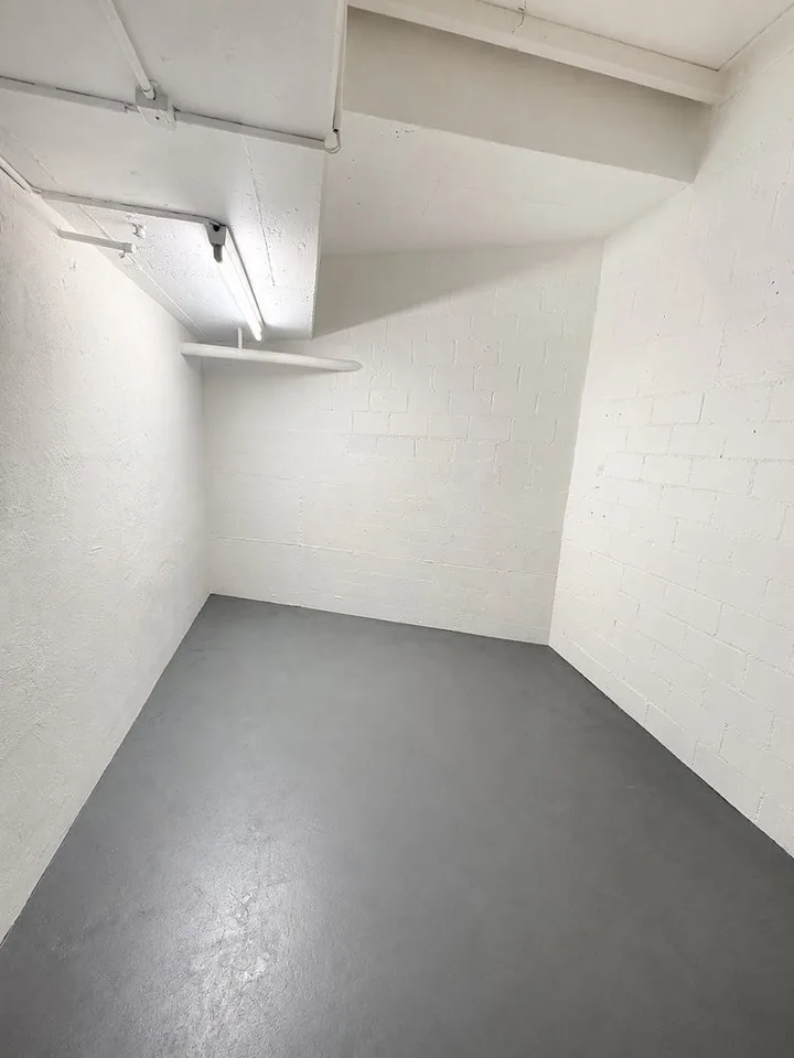 Ampio locale di stoccaggio a Oerlikon con cella umida e guardaroba
