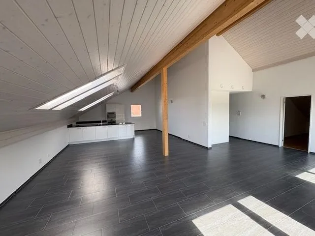 Grosse moderne und klimatisierte 3.5 Zimmer Dachwohnung