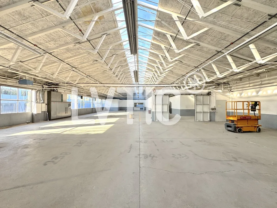 Lagerhallen von 1'040 m2 zur Miete in Meyrin