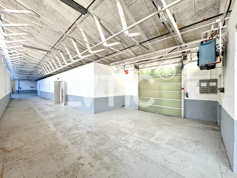 Lagerhallen von 1'040 m2 zur Miete in Meyrin