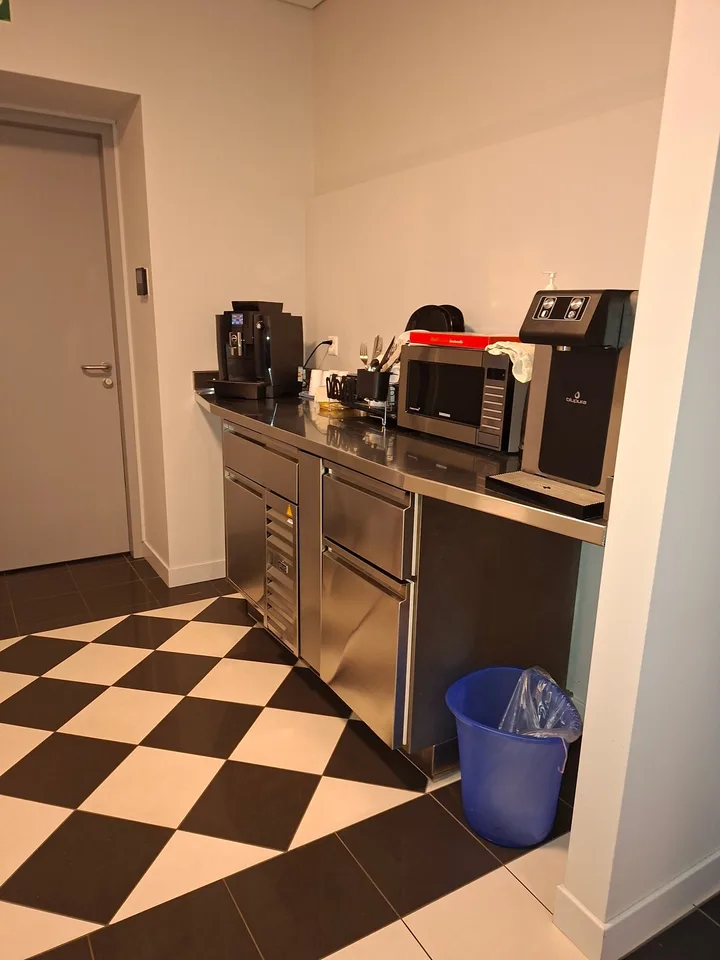 Bureau moderne au cœur de La Chaux-de-Fonds dans un ancien immeuble rénové avec goût – photo 6 sur 6