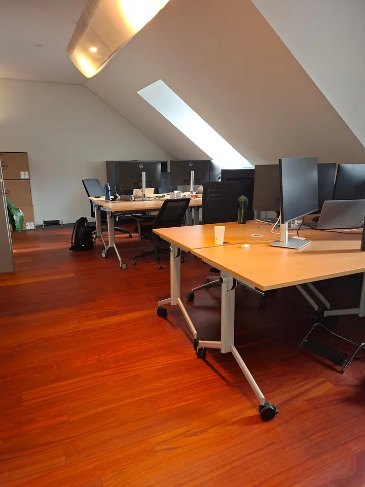 Bureau moderne au cœur de La Chaux-de-Fonds dans un ancien immeuble rénové  avec goût