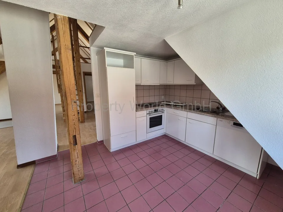 Vivere sotto la trave del tetto aperto 4,5 camere con travi in legno, balcone