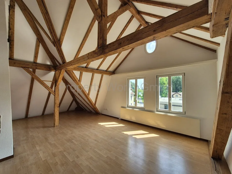Vivere sotto la trave del tetto aperto 4,5 camere con travi in legno, balcone