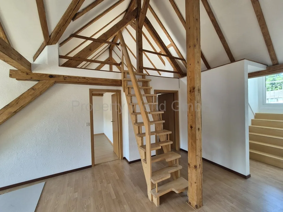Wohnen unterm offenen Dachstuhl  4.5 Zimmer mit Holzbalken, Balkon u