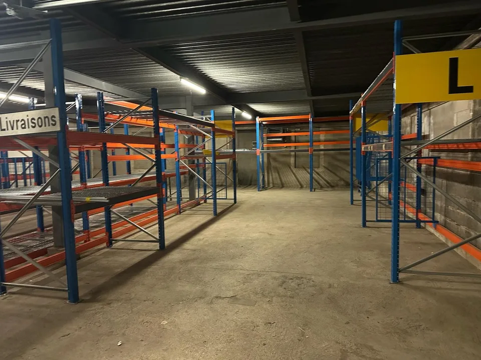 Dépôt de 263m2 à louer au centre de Cernier