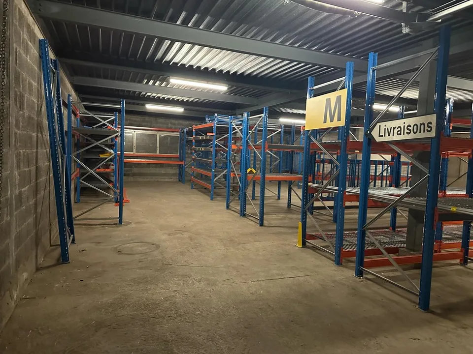 Dépôt de 263m2 à louer au centre de Cernier