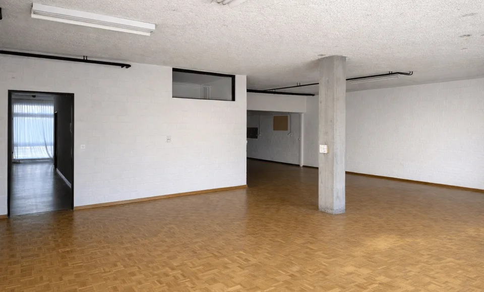 Spazi commerciali polivalenti di 5 locali in una posizione centrale a Münchenbuchsee