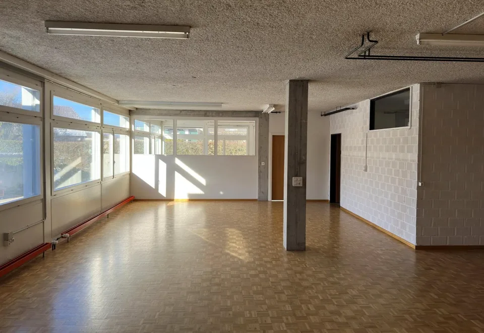 Spazi commerciali polivalenti di 5 locali in una posizione centrale a Münchenbuchsee