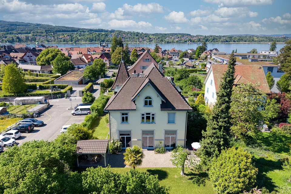 Flair de château sur le lac Untersee. Villa Art Nouveau historique avec 3 appartements
