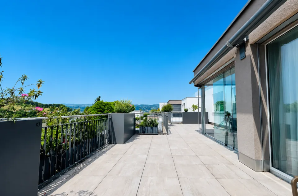 Neuwertige 5.5-Zimmer-Attikawohnung mit grosser Terrasse, 2 Nasszellen und 3 AEHP