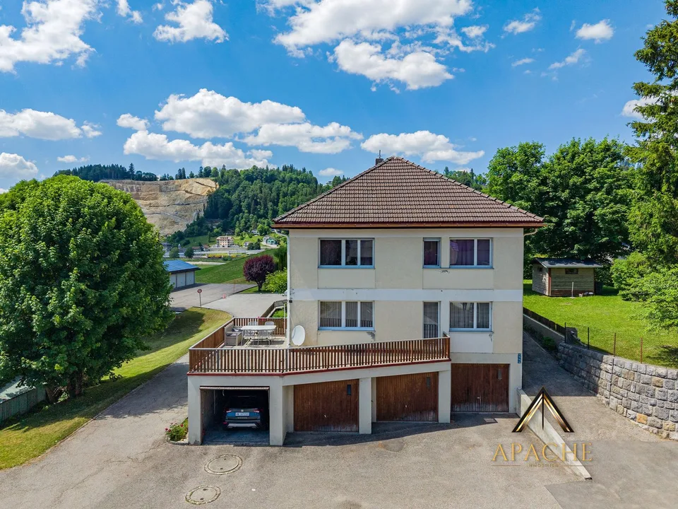 Ampia casa familiare, 2 appartamenti che possono essere uniti e 5 garage