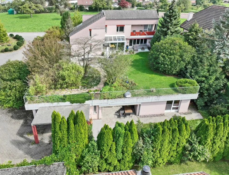 7 1/2 room single-family house with 5 ½ room separate apartment - Living with a wide view - single-family house with separate apartment near Lake Hallwil