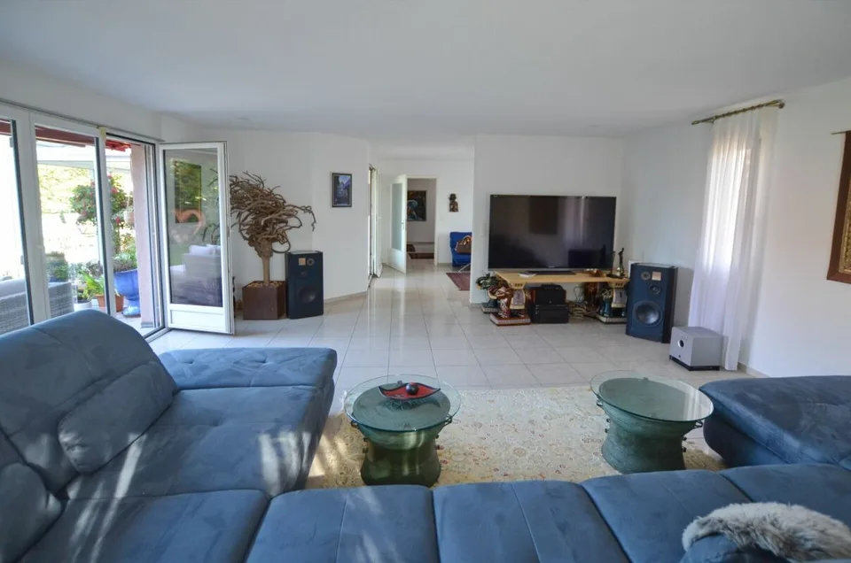 7 1/2 room single-family house with 5 ½ room separate apartment - Living with a wide view - single-family house with separate apartment near Lake Hallwil