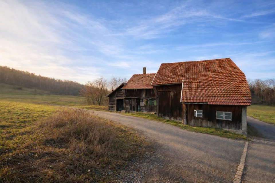 Azienda agricola da ristrutturare, con abitazione e strutture equestri rurali