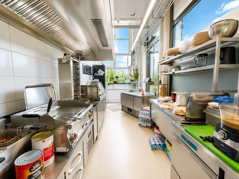 Take-away di successo in posizione primaria a Horgen – con grande terrazza sul lago e enorme potenziale