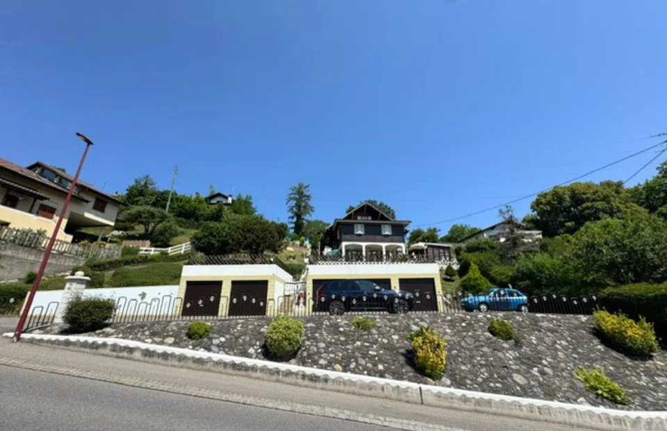 Maison individuelle de 8 pièces et 5 garages (vente à terme à 5 ans)