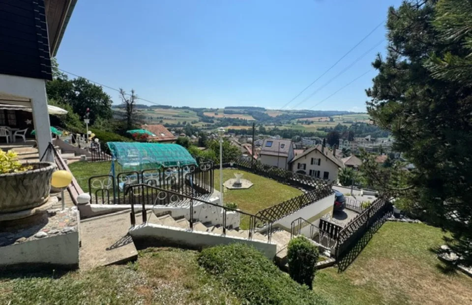 Maison individuelle de 8 pièces et 5 garages (vente à terme à 5 ans)
