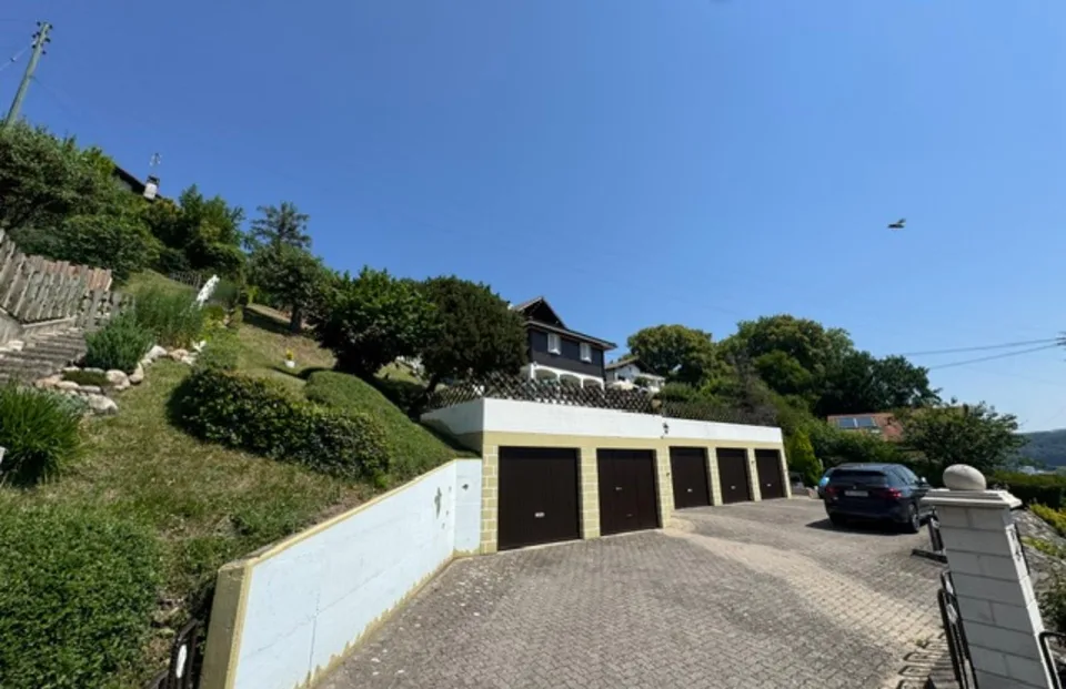 Maison individuelle de 8 pièces et 5 garages (vente à terme à 5 ans)