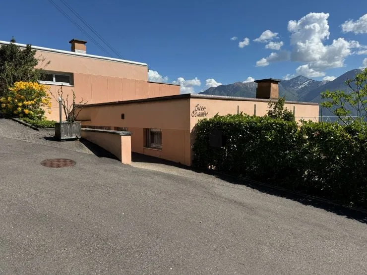 Zu verkaufen in Orselina 3.5-Zimmerwohnung mit Seesicht und Schwimmbad