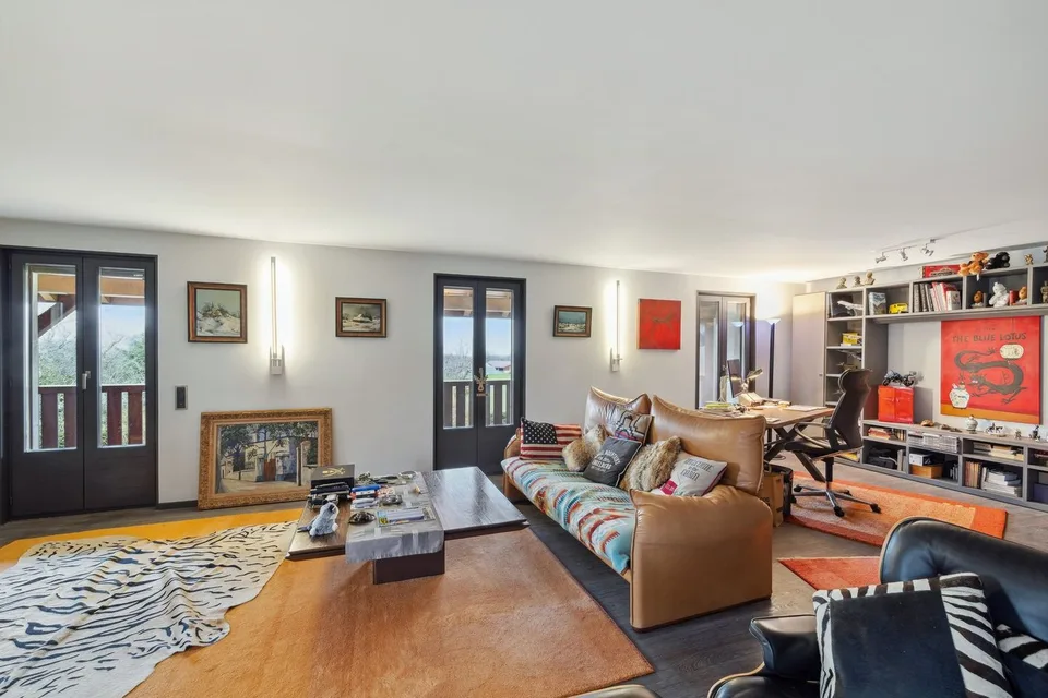 Elegantes Duplex mit großzügigen Räumen, umgeben von Natur