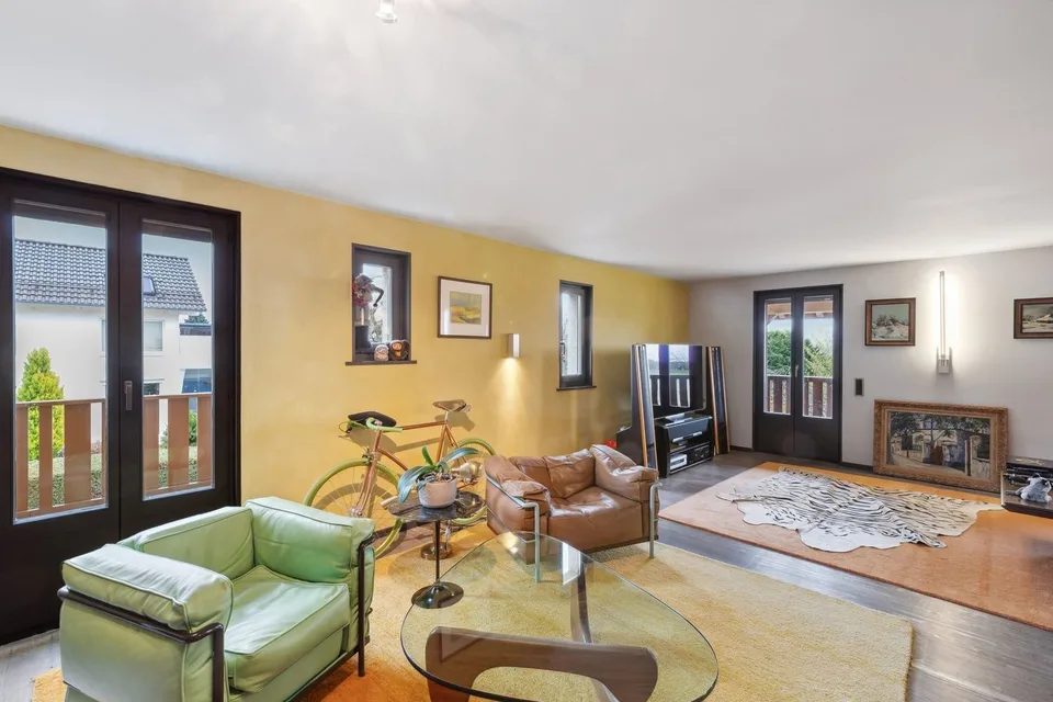 Elegantes Duplex mit großzügigen Räumen, umgeben von Natur