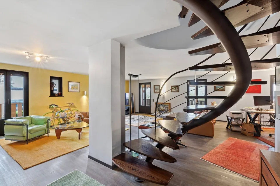 Elegantes Duplex mit großzügigen Räumen, umgeben von Natur