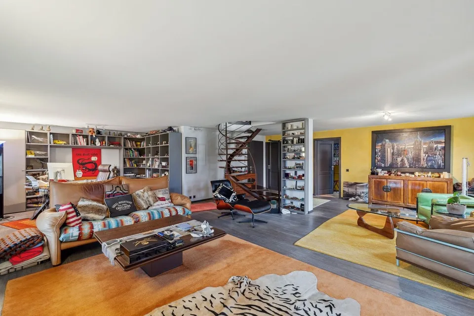 Elegantes Duplex mit großzügigen Räumen, umgeben von Natur