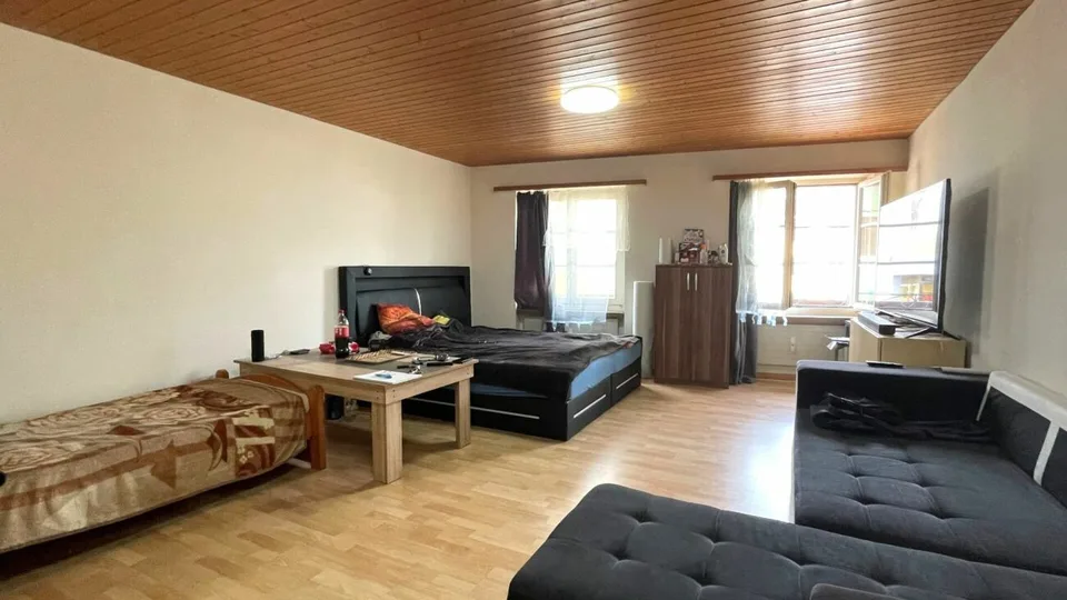 Casa residenziale di 3 famiglie e annesso con potenziale di sviluppo (completamente affittato) a Buckten/BL – foto 6 di 11