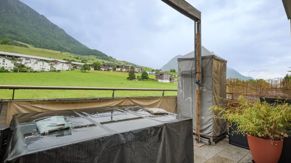 Modern multi-family house with three 3.5-room apartments in Buochs