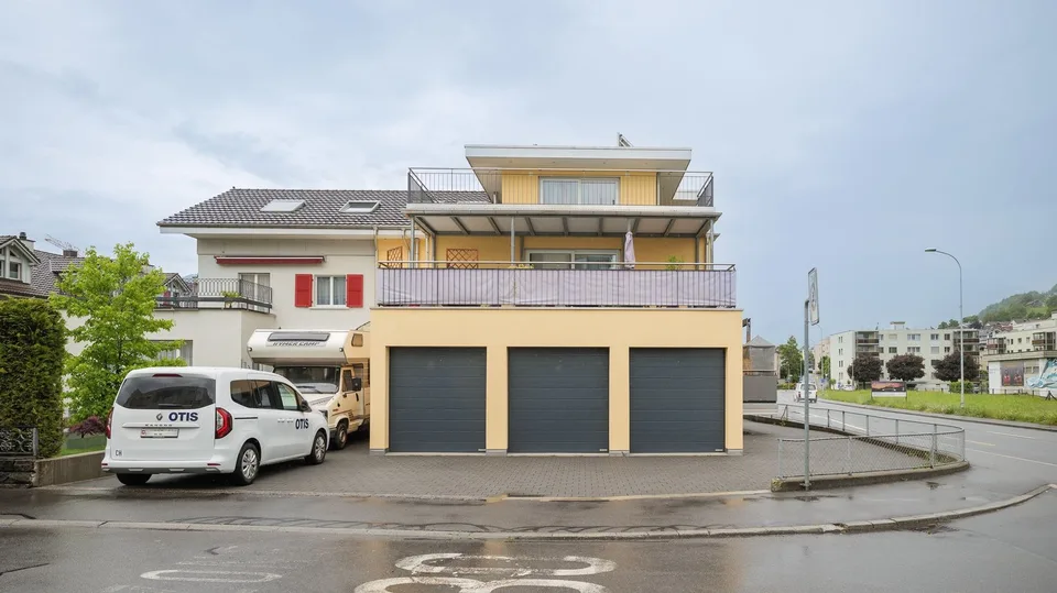 Modernes Mehrfamilienhaus mit drei 3.5-Zimmer-Wohnungen in Buochs