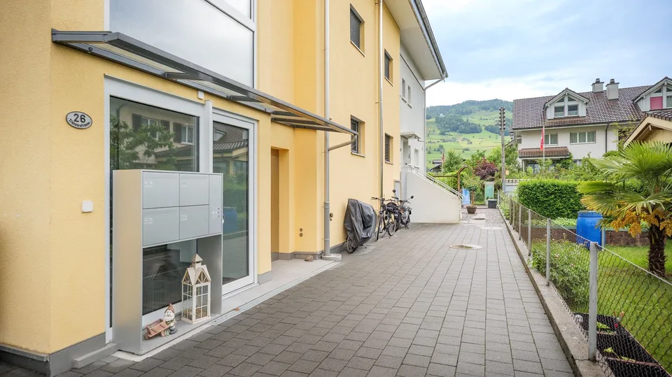 Modern multi-family house with three 3.5-room apartments in Buochs