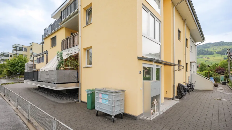 Modern multi-family house with three 3.5-room apartments in Buochs