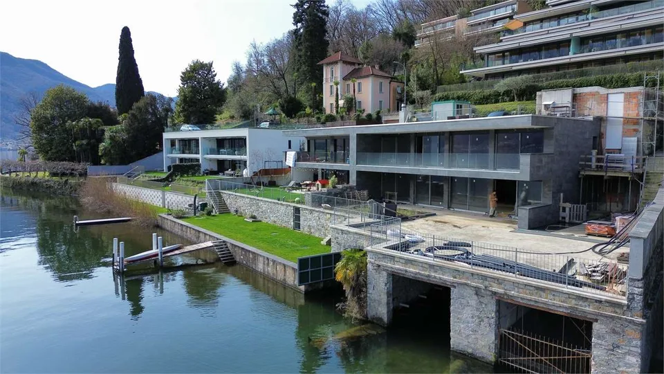 Magnifique villa moderne directement sur le lac à personnaliser