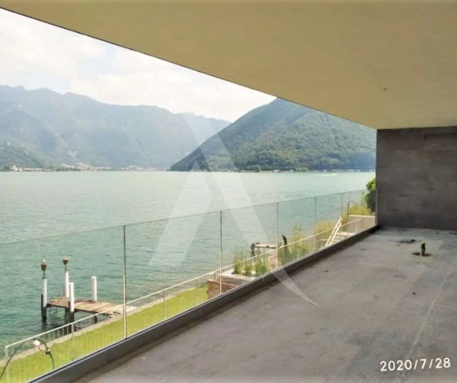 Magnifique villa moderne directement sur le lac à personnaliser