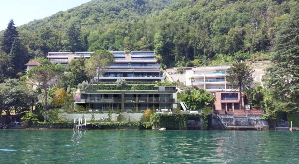 Magnifique villa moderne directement sur le lac à personnaliser