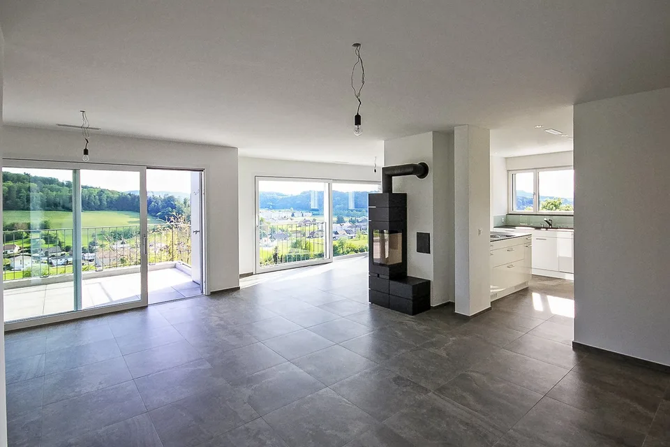 traumhafte 4.5 Zimmer Wohnung mit herrlicher Weitsicht und vielen Parkplätzen