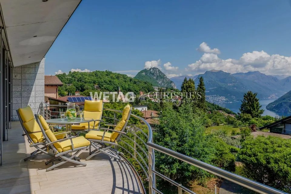 Lugano-Carona: villa moderna a Carona con vista sul lago di Lugano, immersa nel verde con privacy