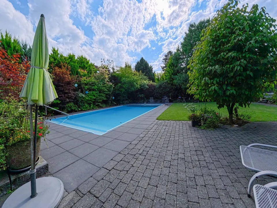 Wunderschöne und grösszügige Villa mit grosser Poolanlage