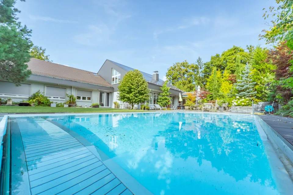 Wunderschöne und grösszügige Villa mit grosser Poolanlage